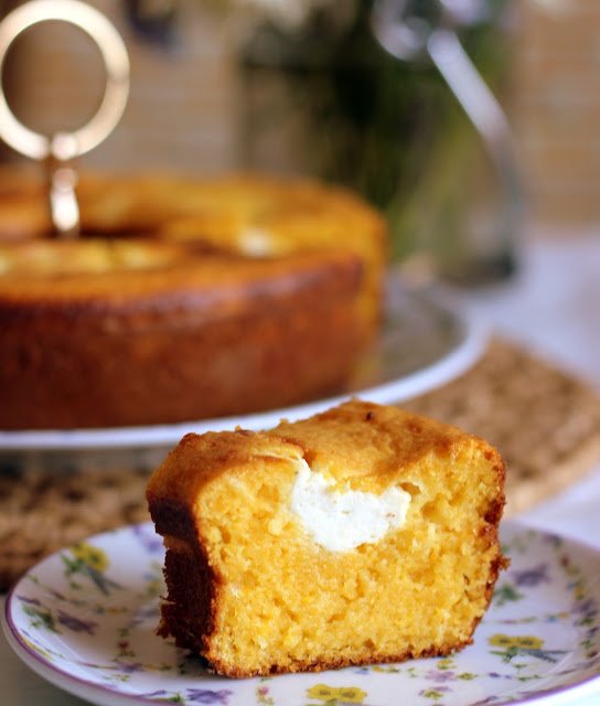 Aprenda a fazer um pão de milho com requeijão leve, fofinho e saboroso. Ideal para o café da manhã ou lanche, fácil e pronto em 40 minutos!