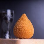 Aprenda a fazer coxinha de frango cremosa e crocante. Receita fácil, deliciosa e perfeita para vender ou servir em casa!