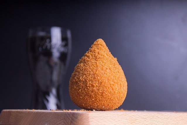 Aprenda a fazer coxinha de frango cremosa e crocante. Receita fácil, deliciosa e perfeita para vender ou servir em casa!