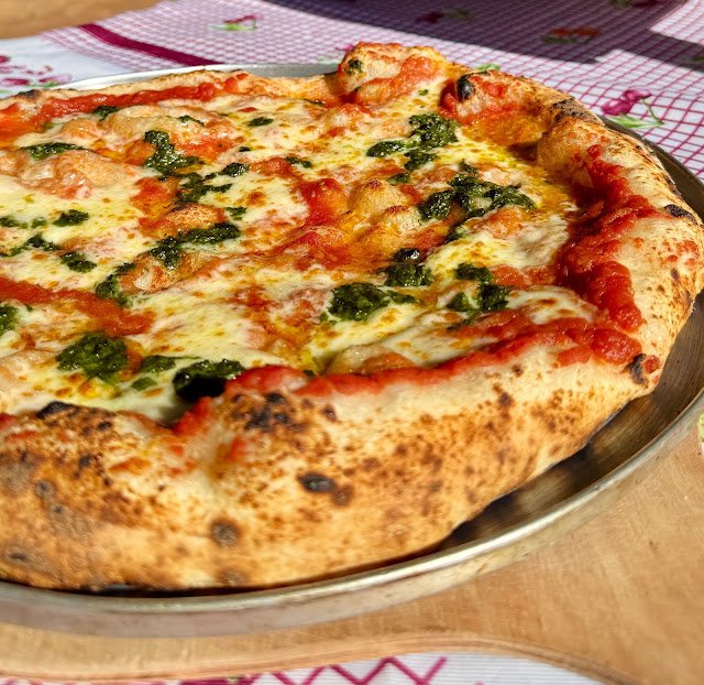 Nas fotos do artigo, adicione descrições ricas como: "pizza napolitana artesanal assada no forno ooni com borda alta e pesto