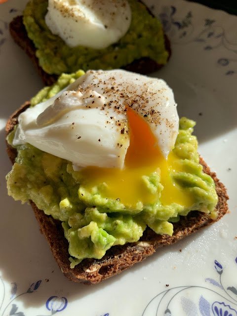 Aprenda como fazer o Avocado Toast com Ovo Pochê perfeito! Descubra o truque infalível para a gema escorrer e dicas de variações saudáveis.