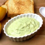 Aprenda como fazer maionese verde caseira de lanchonete sem ovo cru! Receita fácil de liquidificador com leite gelado.
