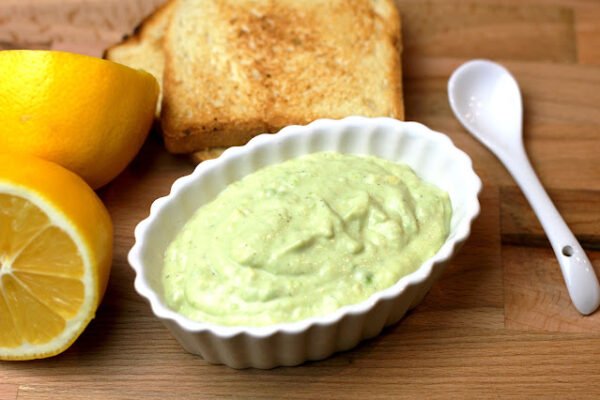 Aprenda como fazer maionese verde caseira de lanchonete sem ovo cru! Receita fácil de liquidificador com leite gelado.