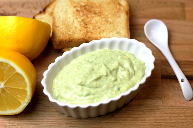 Aprenda como fazer maionese verde caseira de lanchonete sem ovo cru! Receita fácil de liquidificador com leite gelado.