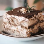 Aprenda a fazer o legítimo tiramisù italiano! Receita fácil passo a passo com creme de mascarpone perfeito, dicas de chef e tabela nutricional.