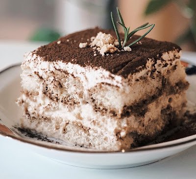 Aprenda a fazer o legítimo tiramisù italiano! Receita fácil passo a passo com creme de mascarpone perfeito, dicas de chef e tabela nutricional.