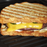 Misto Quente Especial com Hambúrguer e Cheddar