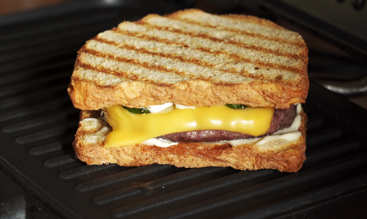 Misto Quente Especial com Hambúrguer e Cheddar