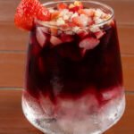 Aprenda como fazer a receita tradicional de Sangria de Vinho Tinto. Veja o passo a passo fácil, dicas de ingredientes e qual vinho escolher.