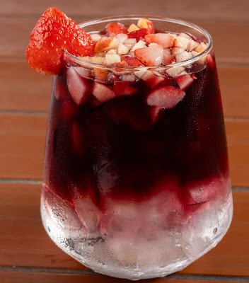 Aprenda como fazer a receita tradicional de Sangria de Vinho Tinto. Veja o passo a passo fácil, dicas de ingredientes e qual vinho escolher.