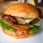 Aprenda a melhor receita de hambúrguer caseiro suculento e fácil. Fica pronto em menos de 30 minutos, perfeito para almoço, jantar ou churrasco!
