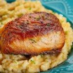 Aprenda a fazer o legítimo risoto de limão siciliano com salmão grelhado perfeito. Guia com técnicas de chef, dicas de harmonização e tabela.