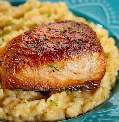 Aprenda a fazer o legítimo risoto de limão siciliano com salmão grelhado perfeito. Guia com técnicas de chef, dicas de harmonização e tabela.