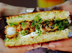 Aprenda como fazer o autêntico Katsu Sando! Receita fácil do sanduíche japonês com pão Shokupan macio, empanado Panko ultra crocante e opção na Airfry