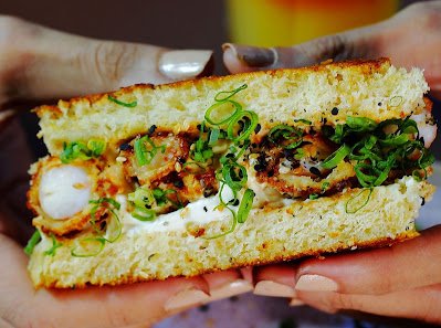 Aprenda como fazer o autêntico Katsu Sando! Receita fácil do sanduíche japonês com pão Shokupan macio, empanado Panko ultra crocante e opção na Airfry