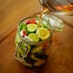 Picles de pepino caseiro crocante com alho e pimenta
