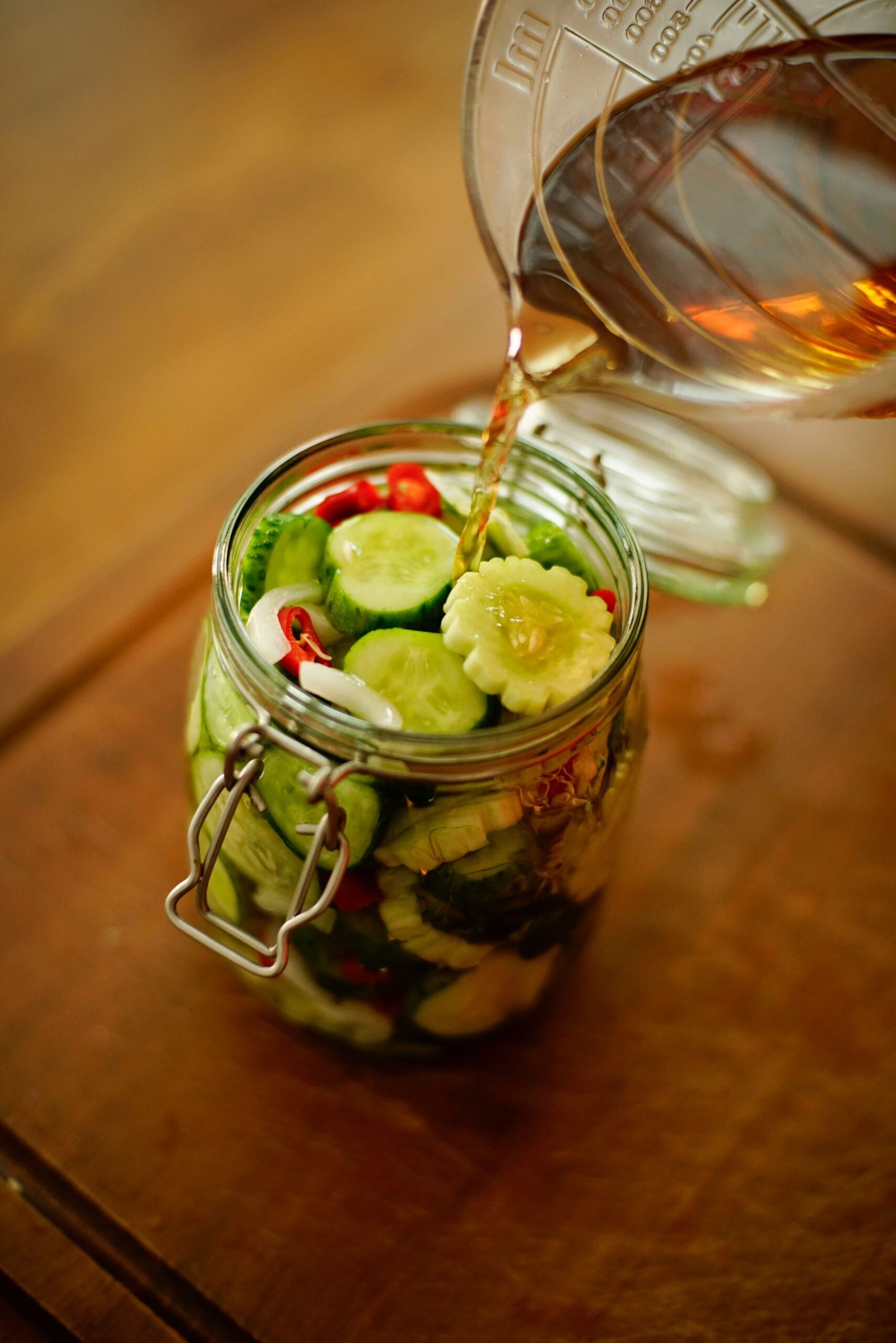 Picles de pepino caseiro crocante com alho e pimenta