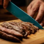 fatiando carne macia e suculenta