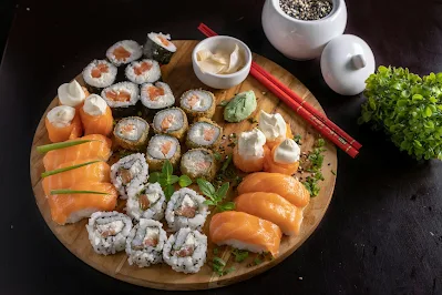 Aprenda comida japonesa fácil com receitas de sushi de salmão e sashimi para iniciantes. Passo a passo simples e delicioso para fazer em casa.
