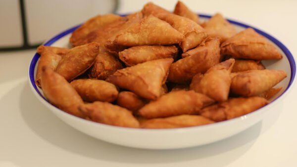 Petisco crocante feito com massa de pastel