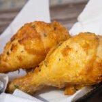 Coxa de frango frita crocante e dourada