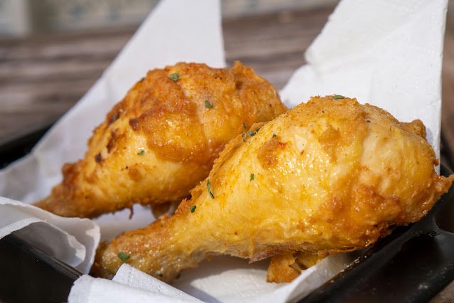 Coxa de frango frita crocante e dourada