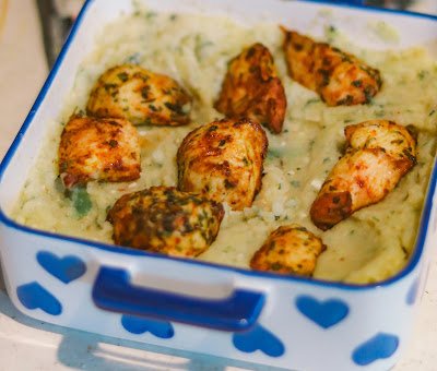 Aprenda como fazer filé de frango ao molho de requeijão. Receita fácil.