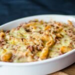 Travessa de macarrão de forno com carne moída e queijo muçarela derretido e gratinado