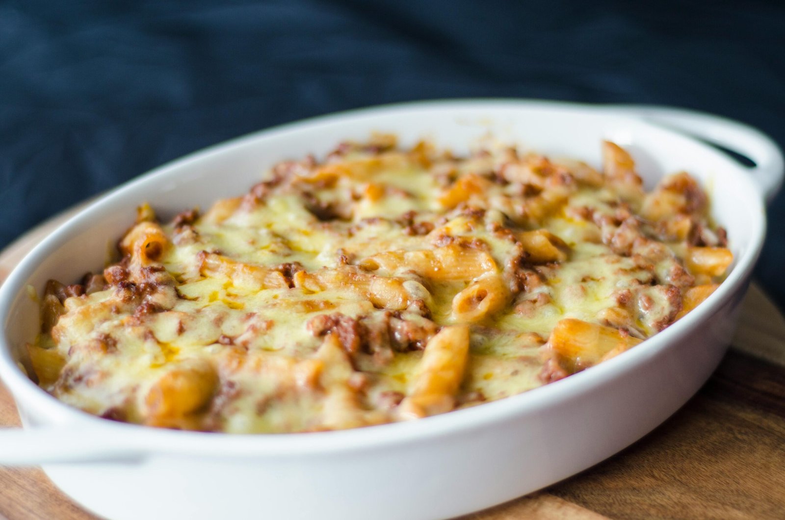 Travessa de macarrão de forno com carne moída e queijo muçarela derretido e gratinado
