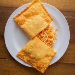 Descubra como preparar o tradicional pastel de frango com queijo cremoso, crocante e cheio de sabor! Receita caseira simples, com massa leve e recheio