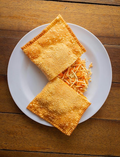 Descubra como preparar o tradicional pastel de frango com queijo cremoso, crocante e cheio de sabor! Receita caseira simples, com massa leve e recheio