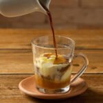 Aprenda como fazer café cremoso caseiro com poucos ingredientes. Receita fácil, rende bastante, pode ser congelada e fica pronta em apenas 15 minutos.
