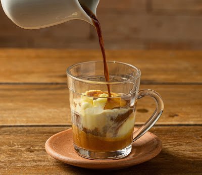 Aprenda como fazer café cremoso caseiro com poucos ingredientes. Receita fácil, rende bastante, pode ser congelada e fica pronta em apenas 15 minutos.