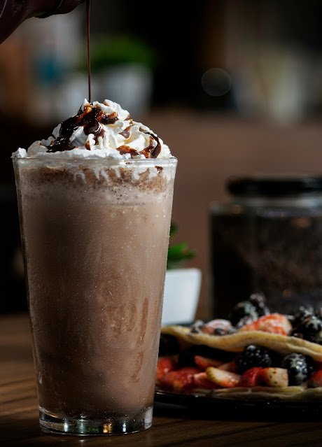 Descubra como fazer uma mousse três chocolates cremosa com pipoca de caramelo e uísque! Uma sobremesa simples, elegante e irresistível.