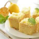 Bolo de limão fofinho com calda e glacê azedinho — receita fácil, aromática e perfeita para o café da tarde.