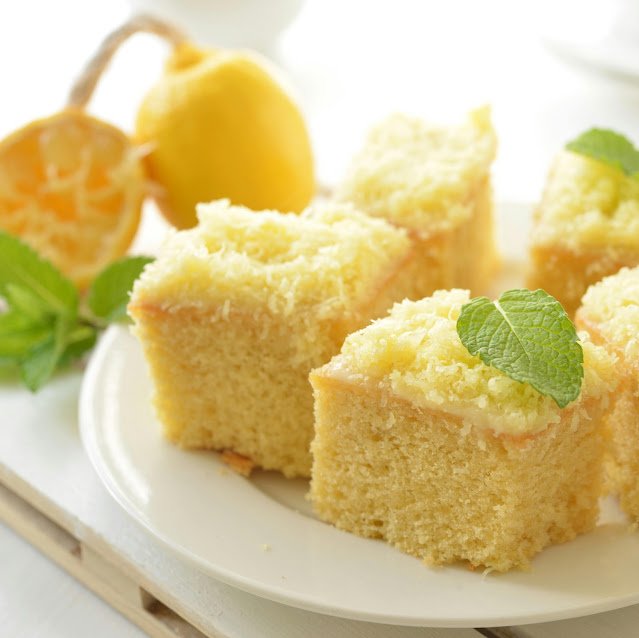 Bolo de limão fofinho com calda e glacê azedinho — receita fácil, aromática e perfeita para o café da tarde.