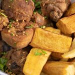 Torresmo crocante com mandioca frita dourada servido em prato