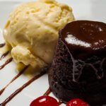Aprenda como fazer petit gâteau caseiro com casquinha assada por fora e recheio cremoso por dentro. Receita fácil, elegante e perfeita.
