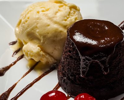 Aprenda como fazer petit gâteau caseiro com casquinha assada por fora e recheio cremoso por dentro. Receita fácil, elegante e perfeita.