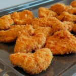 Aprenda como fazer nuggets de frango caseiro na Airfryer. Receita fácil, crocante por fora, macia por dentro e sem excesso de óleo.