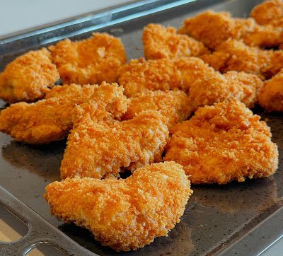 Aprenda como fazer nuggets de frango caseiro na Airfryer. Receita fácil, crocante por fora, macia por dentro e sem excesso de óleo.