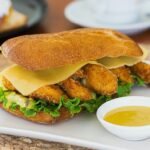 Sanduíche de filé de tilápia crocante com molho tártaro