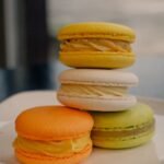Macarons franceses com casquinha lisa e recheio de chocolate