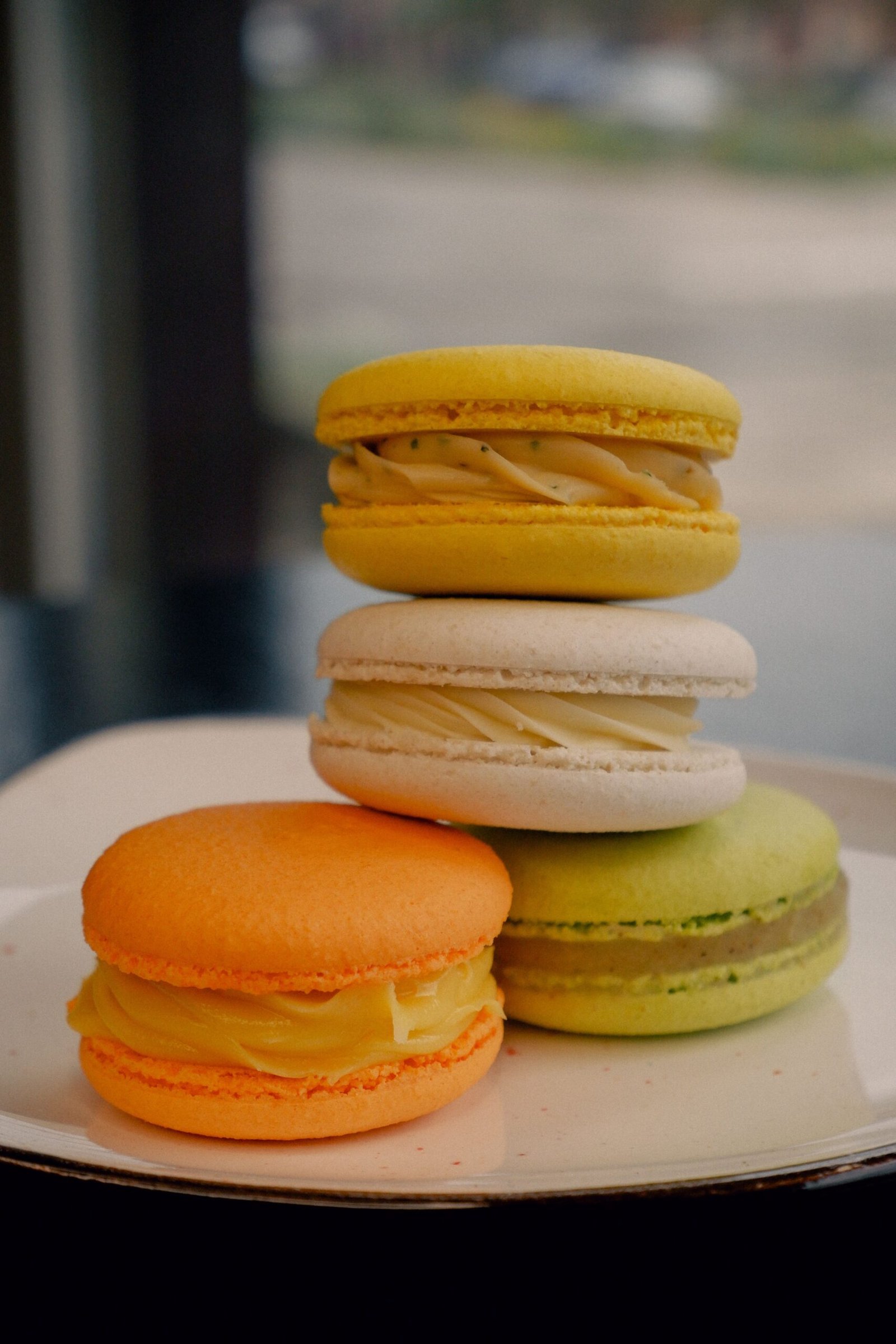 Macarons franceses com casquinha lisa e recheio de chocolate