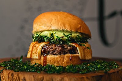 hamburguer-com-pasta-de-abacate.jpg