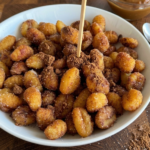 Aprenda como fazer churros de nhoque na airfryer super crocante, fácil e rápido. Veja o passo a passo com açúcar e canela e dicas para não errar!