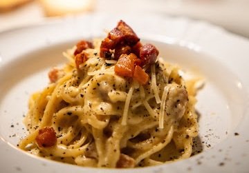 Macarrão carbonara com bacon cremoso