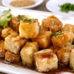 Tofu agedashi crocante servido com caldo de pimenta-do-reino