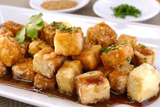 Tofu agedashi crocante servido com caldo de pimenta-do-reino