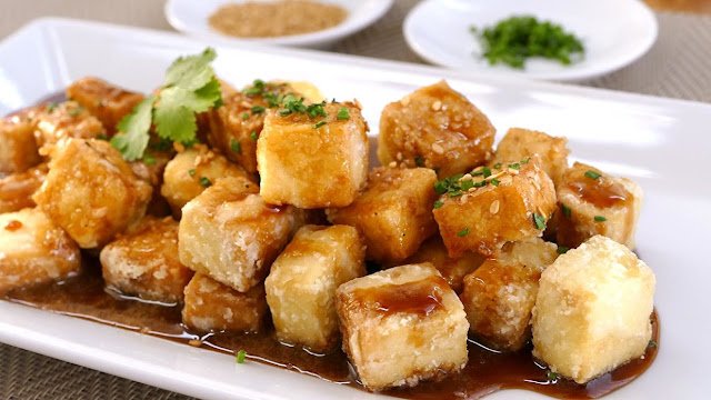 Tofu agedashi crocante servido com caldo de pimenta-do-reino